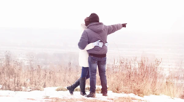 Pasangan muda berjalan di taman musim dingin — Stok Foto