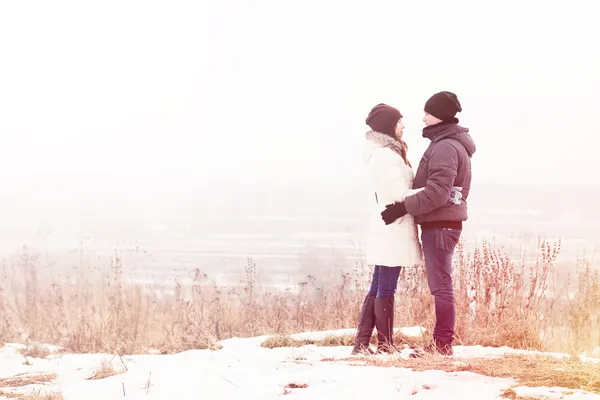 Jeune couple debout dans une forêt d'hiver — Photo