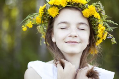 küçük kız parkta rüya