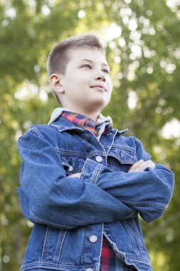 genç adam güvenle bakıyor