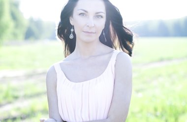 açık havada pembe elbiseli kadın