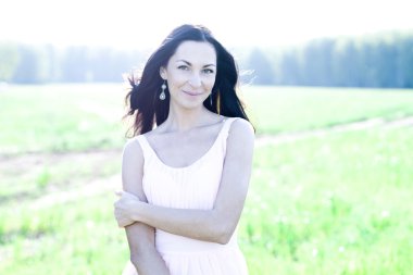 açık havada pembe elbiseli kadın