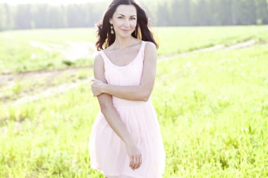 açık havada pembe elbiseli kadın