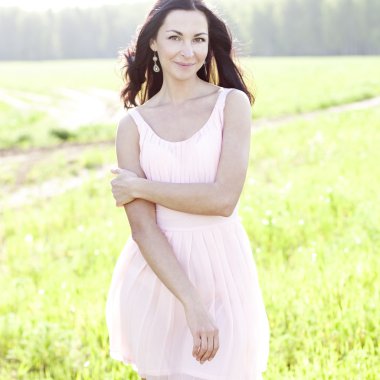 açık havada pembe elbiseli kadın