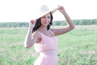 açık havada bir hasır şapkalı kadın