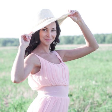 açık havada bir hasır şapkalı kadın