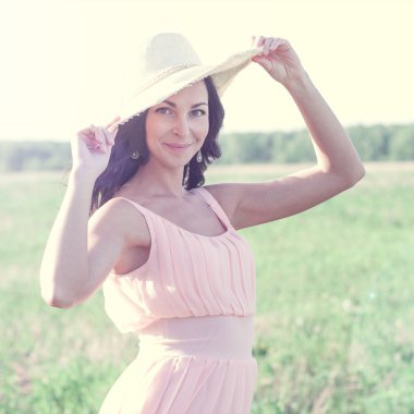 açık havada bir hasır şapkalı kadın