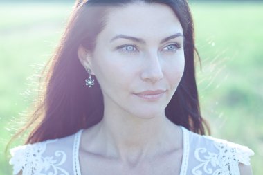 Doğada güzel bir kız