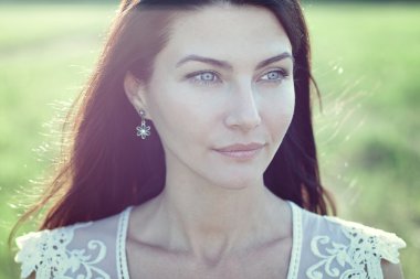 Doğada güzel bir kız