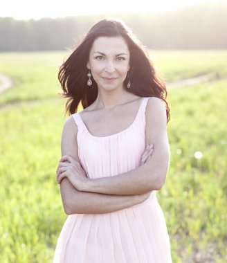 pembe elbiseli açık havada duran kadın