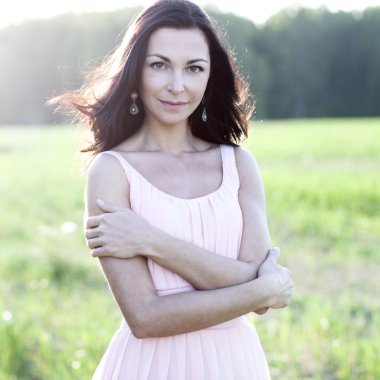 pembe elbiseli açık havada duran kadın