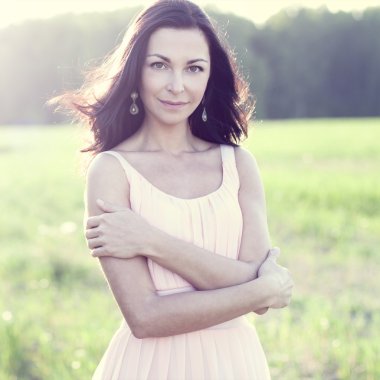 pembe elbiseli açık havada duran kadın