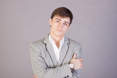 işadamı güvenle bakıyor