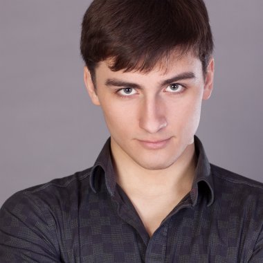 genç adam güvenle bakan