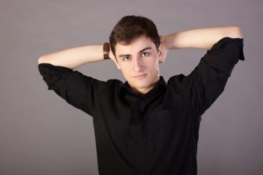 genç adam tutuşup arkasında