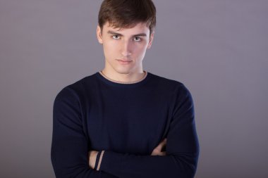 genç adam güvenle bakıyor