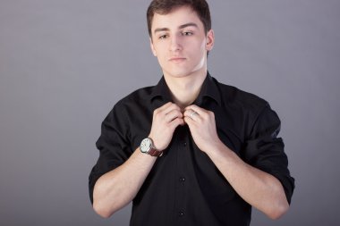 Genç adam düğmeler siyah gömlek