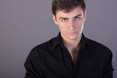 genç adam güvenle bakan