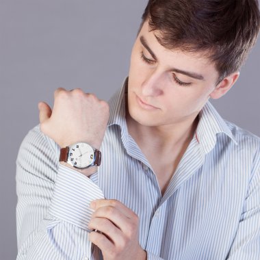 Genç işadamı, stud düğmeleri