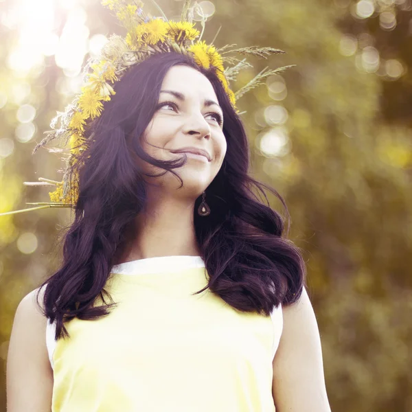 Beautiful girl smiling in the park — Stock Photo, Image