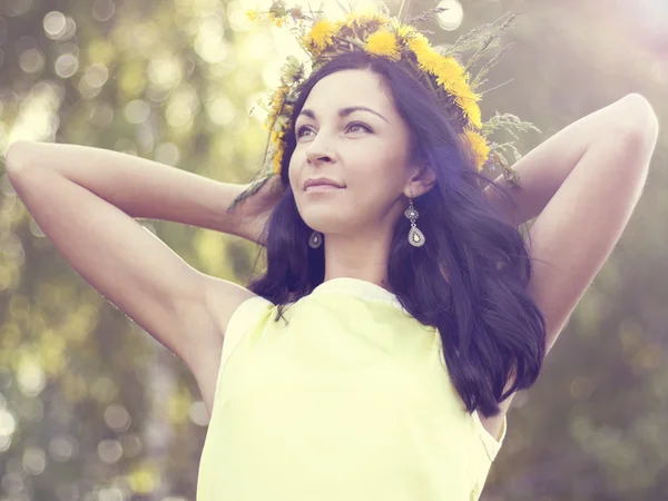 Beautiful woman in the park — Stock Photo, Image