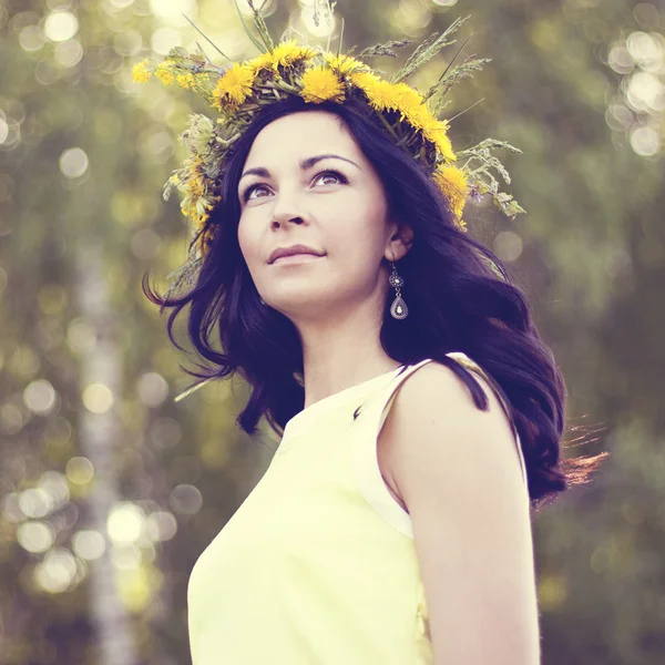 Beautiful woman in the park — Stock Photo, Image