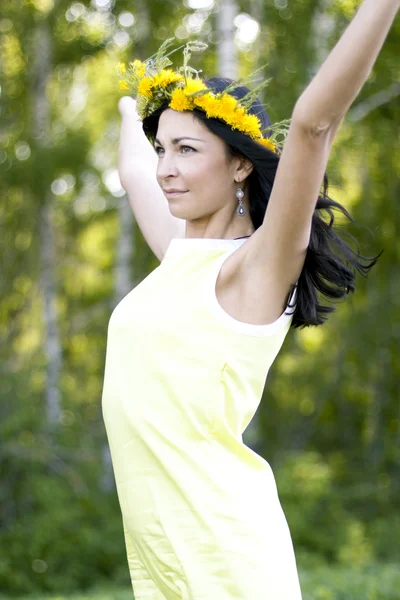 Beautiful woman in the park — Stock Photo, Image