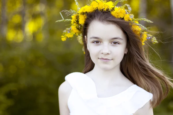 Glückliches kleines Mädchen steht im Park. — Stockfoto