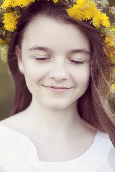 Lächelndes kleines Mädchen mit geschlossenen Augen — Stockfoto