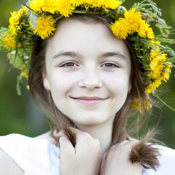 Egy mosolygó kislány portréja. — Stock Fotó