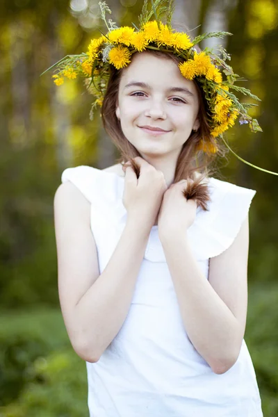 Little girl in spring day — Stockfoto