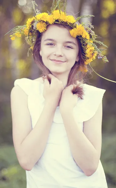 Little girl in spring day — Stockfoto