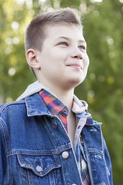 Young boy smiling in the park — Stock Photo, Image