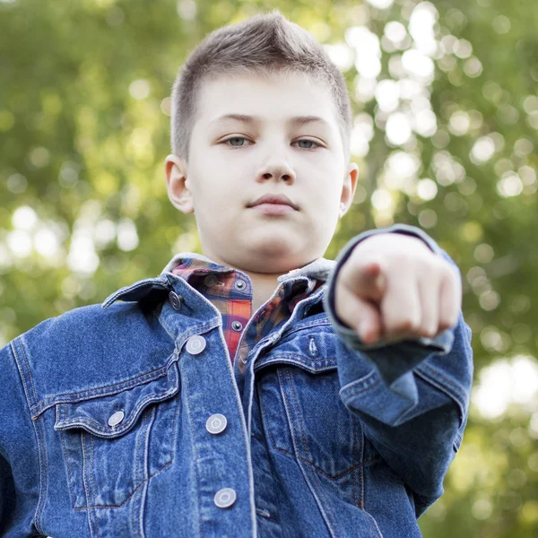 Mladý kluk zobrazeno palec — Stock fotografie