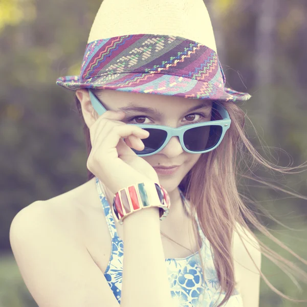 Όμορφο κορίτσι με τα γυαλιά στο πάρκο — Φωτογραφία Αρχείου