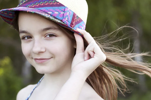 Malá dívka, která nosí klobouk venku — Stock fotografie