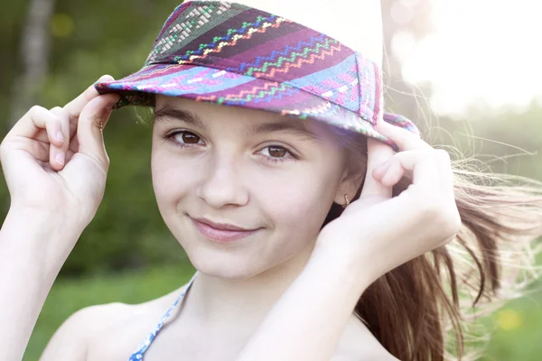 Маленькая девочка в шляпе на открытом воздухе — стоковое фото