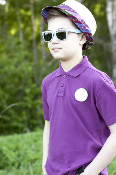 Мальчик в кепке и в очках на улице — стоковое фото