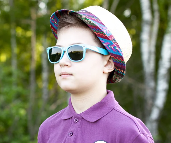 Menino de chapéu no verão — Fotografia de Stock