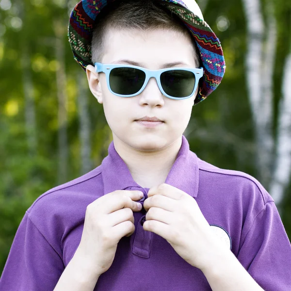 Chlapec v klobouku v létě — Stock fotografie