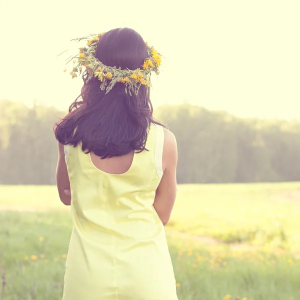 Kvinna som står i klänning på fältet — Stockfoto