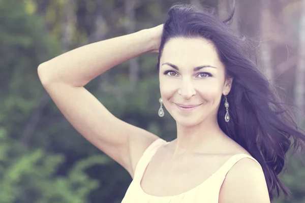 Smiling woman in a field — Stock Photo, Image