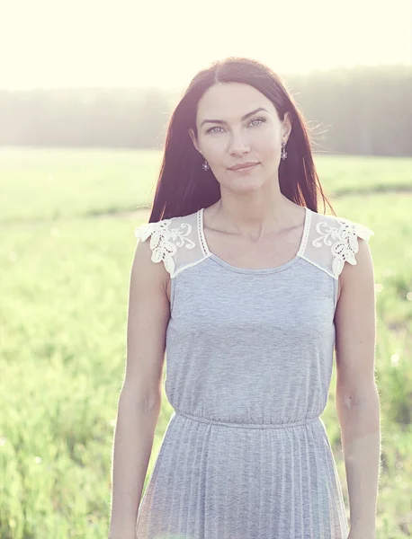 Женщина в платье, стоящем в поле — стоковое фото