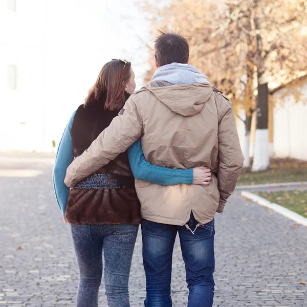 Giovane coppia a piedi nella città di autunno — Foto Stock