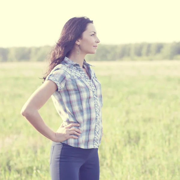 Woman  looks into the distance outdoors — Stock Photo, Image