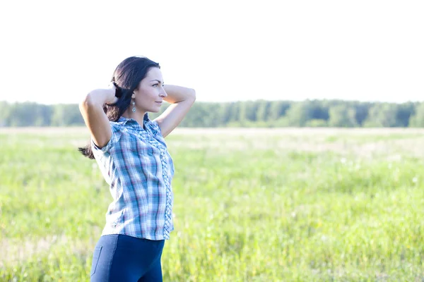 Woman  looks into the distance outdoors — Stock Photo, Image