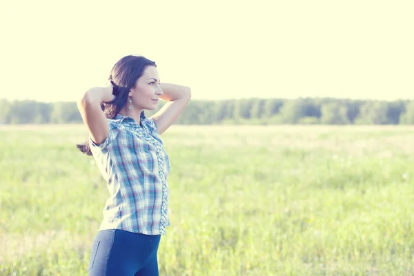 Mujer mira a la distancia al aire libre —  Fotos de Stock