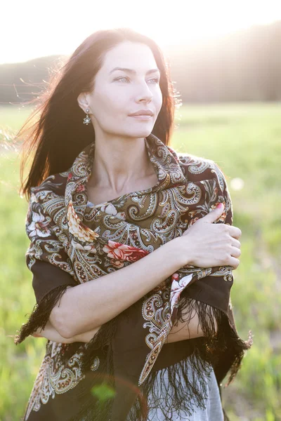 Женщина в шарфе на открытом воздухе — стоковое фото