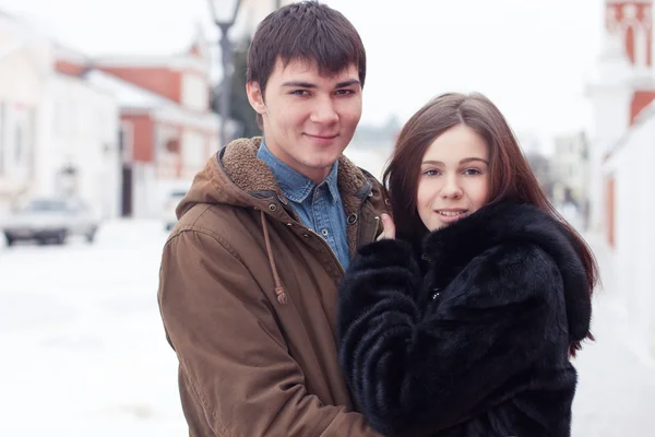 Νεαρό ζευγάρι χαρούμενος στην πόλη του χειμώνα — Φωτογραφία Αρχείου