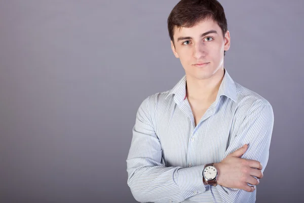 Joven sonriendo con confianza — Foto de Stock